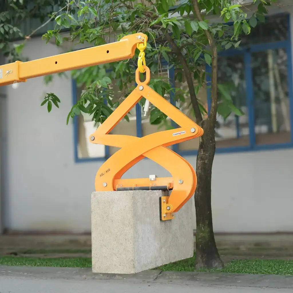Aardwolf ASL450 Scissor Clamp Lifter for bulky stone and concrete materials